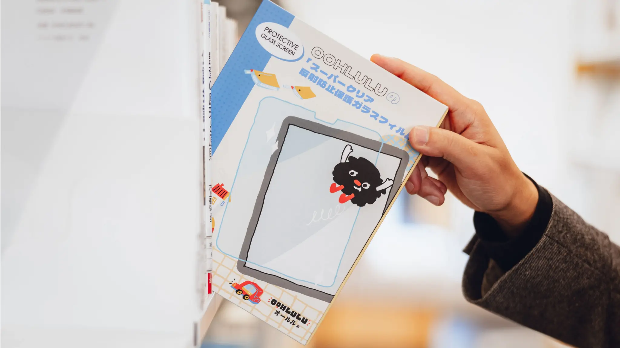 OOHLULU製品パッケージを手に持つ様子